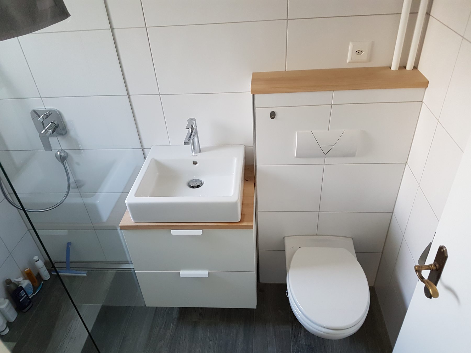 Fertiges Bad mit Waschtisch, Toilette und Dusche