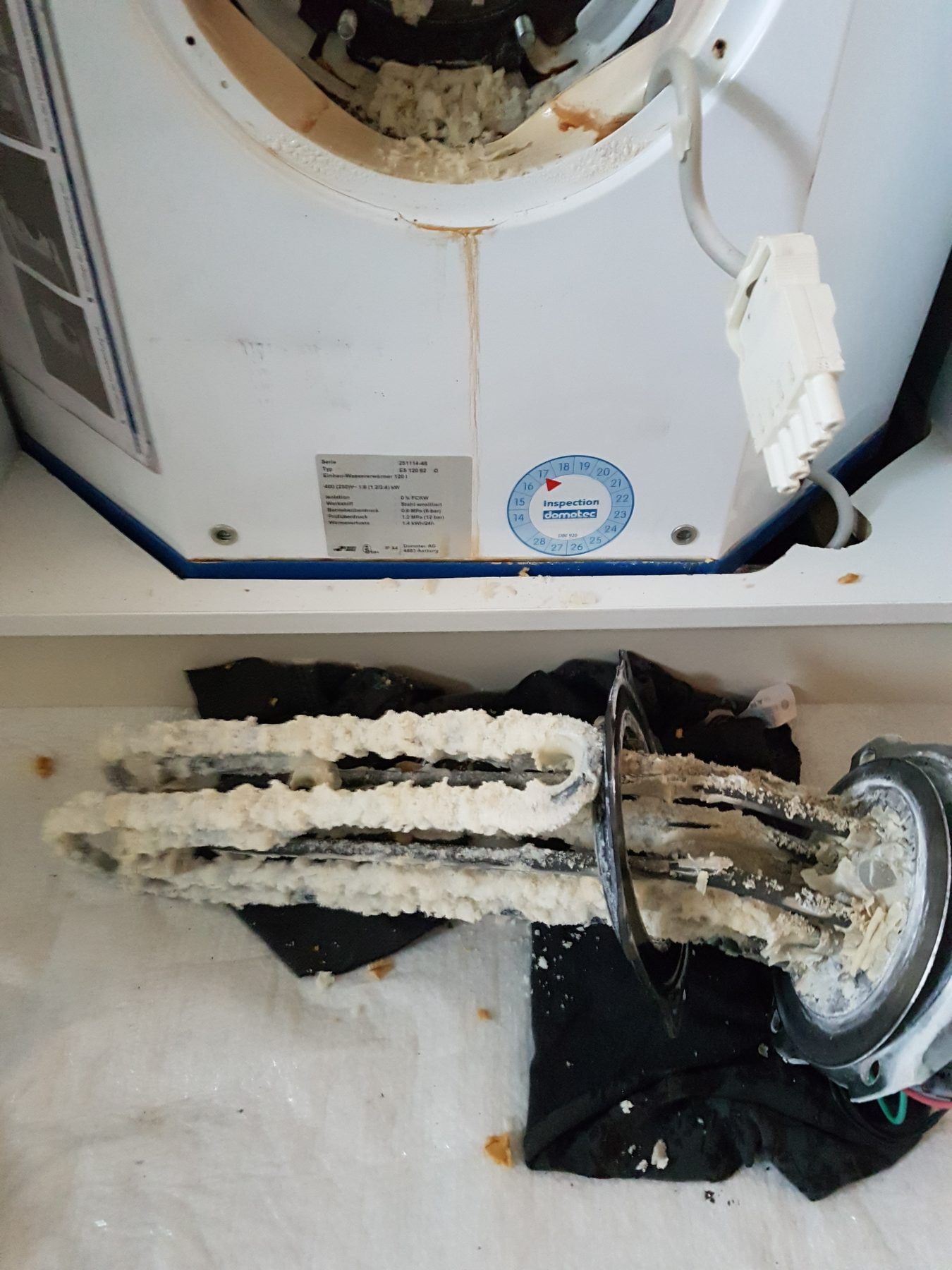 Geöffneter Boiler mit stark verkalktem Heizstab