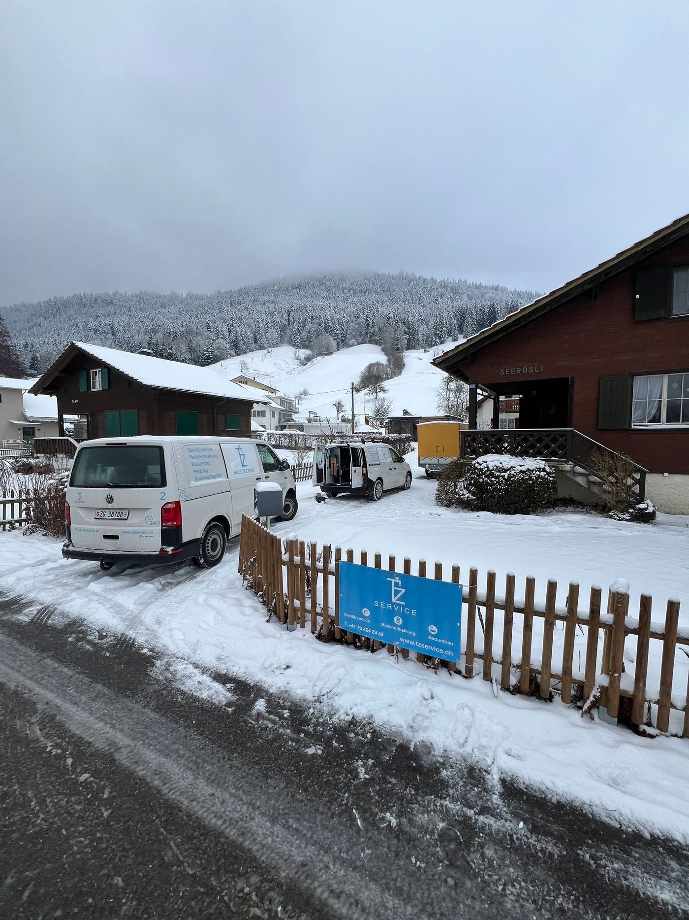 Firmenfahrzeuge von TZ Service mit Beschriftung vor dem Hauptsitz in Allenwinden